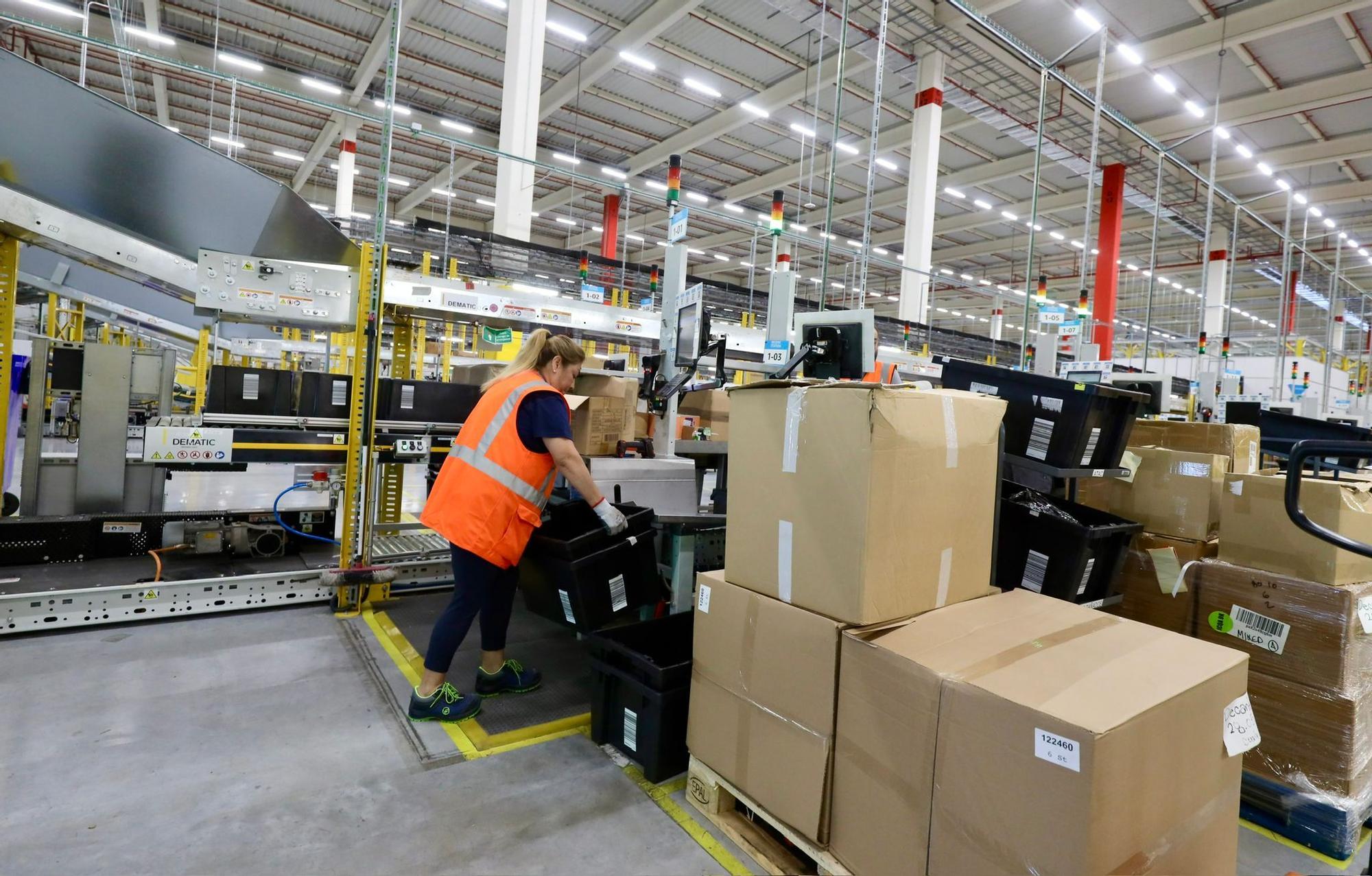 En imágenes |  El gran almacén de Amazon en Zaragoza cumple su primer año de actividad