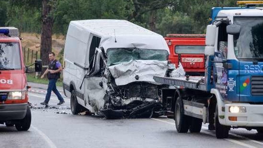 Estado en el que quedó la furgoneta siniestrada. // Rui MInderico