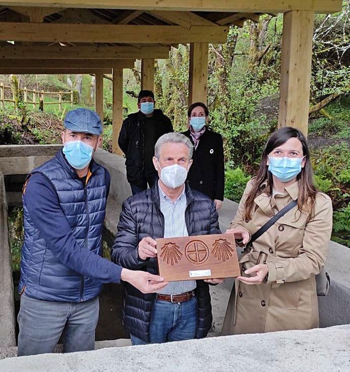 Acometen mejoras de vías y señales en el Camino de InviernoLa Xunta de Galicia continúa con las actuaciones de mejora viaria y de señalización en el Camino de Invierno, dando continuidad a los trabajos de mantenimiento y conservación de las rutas jacobeas a su paso por Lalín desarrollados en meses precedentes. Los concejales de Turismo y de Obras, Begoña Blanco y José Cuñarro, se desplazaron al tramo que discurre entre Palmaz y Rodeiro para comprobar el resultado de las obras realizadas, consistentes en la dotación de una capa de zahorra y de suelocemento al firme, la adecuación de cunetas y la ejecución de drenajes en determinados puntos.En otro orden de cosas, ayer se publicaba en el Diario Oficial de Galicia la inscripción de la Asociación Amigos do Camiño de Santiago por Lalín-Deza en el Rexistro de Entidades de Promoción do Camiño de Santiago. La resolución pone fin a la vía administrativa y contra ella cabe interponer recurso de reposición en el plazo de un mes o su impugnación mediante contencioso-administrativo.