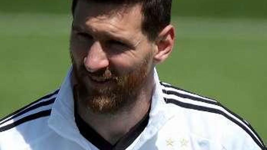 Messi empieza el camino a &quot;su Mundial&quot; ante el muro islandés