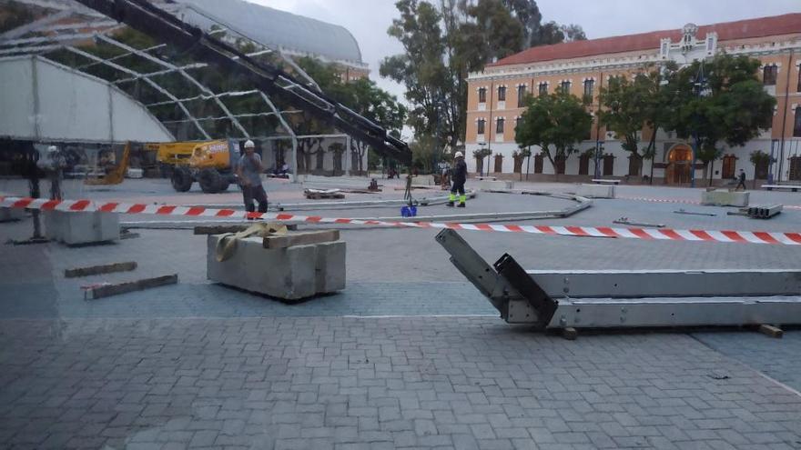 Comienza la instalación de la pista de hielo del Cuartel de Artillería