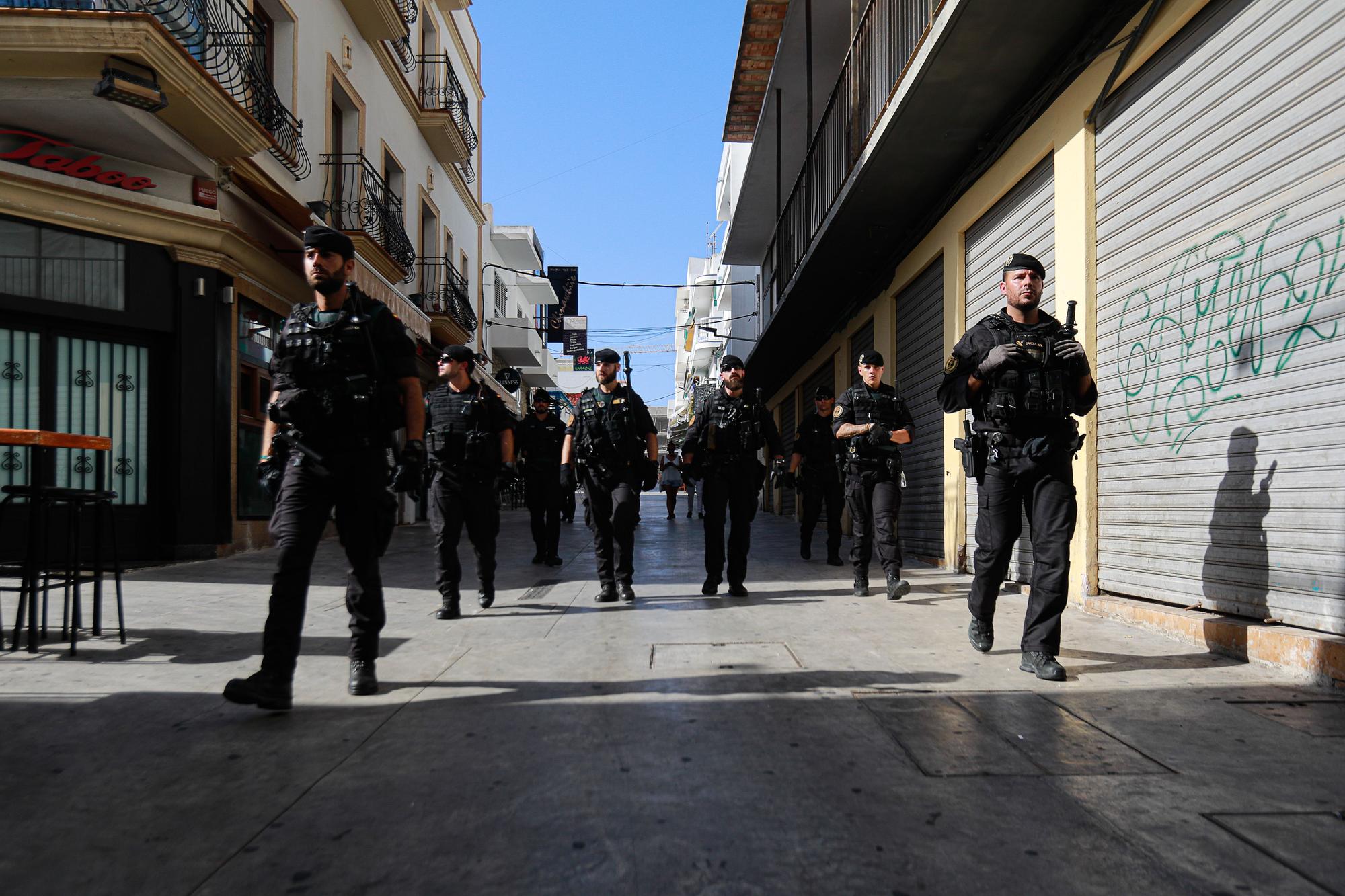Galería de imágenes de la patrulla del Grupo de Acción Rápida de la Guardia Civil en Sant Antoni