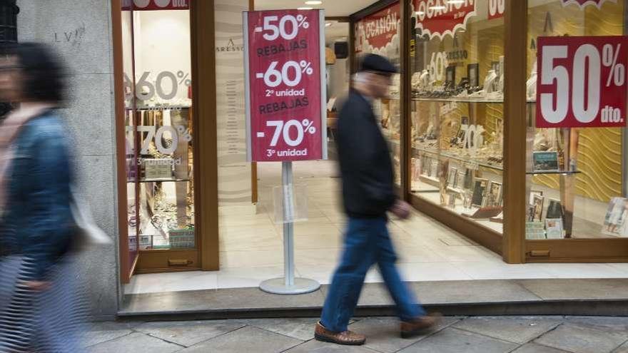 Anuncios de rebajas en el escaparate de un establecimiento de A Coruña.