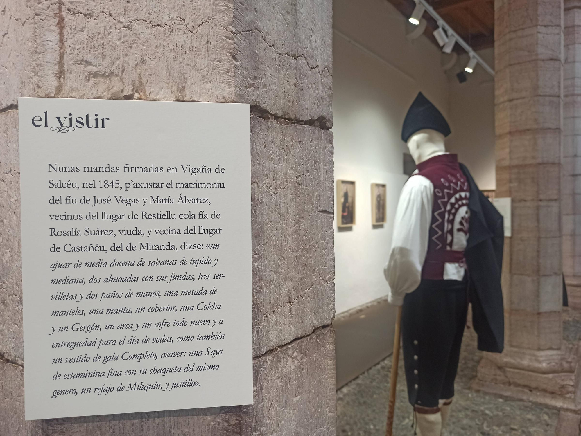 EN IMÁGENES | Así es la exposición "El vistir" sobre el traje tradicional asturiano