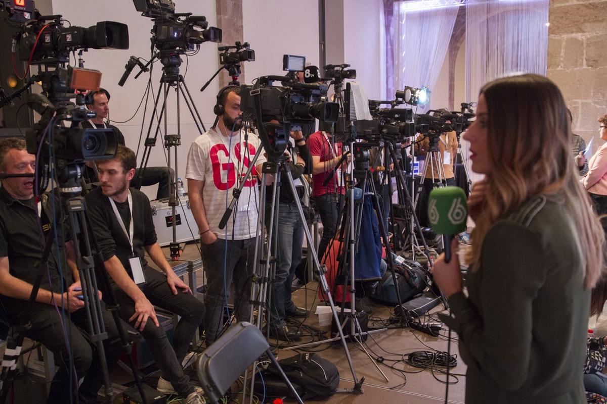 Cámaras de televisión preparando la conexión la noche de las elecciones generales.