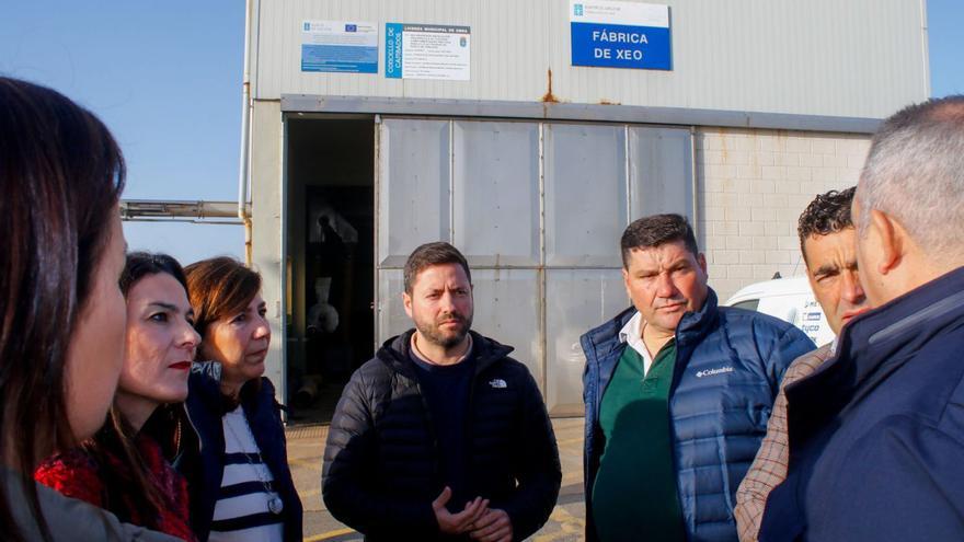 Vilas Charlín (centro, derecha) junto a Samuel Lago, Luis López y Sabela Fole, en la fábrica de hielo.