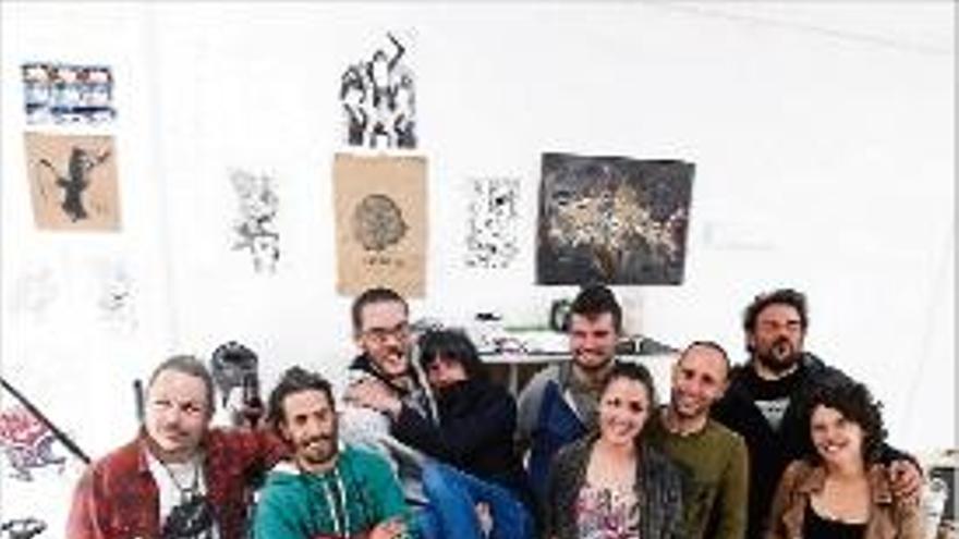 Els artistes creen «La Volta» al barri de Sant Narcís.