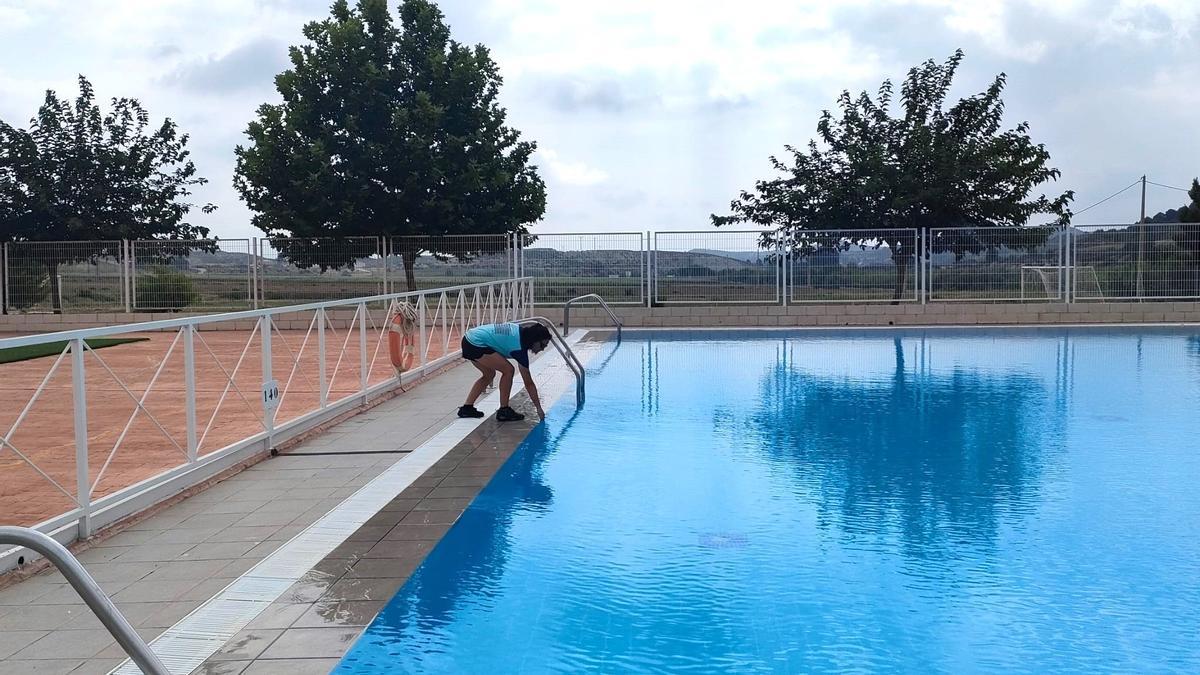 Una operaria de mantenimiento comprobaba el estado del agua de la piscina de La Parroquia, este viernes.