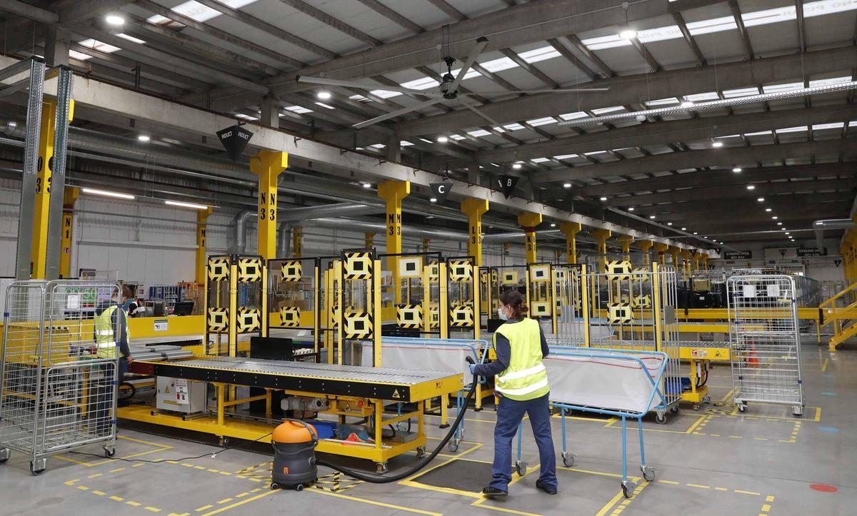 Interior del centro logístico de Amazon en O Porriño