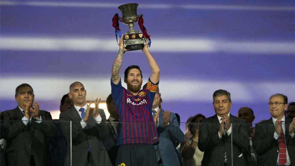Messi, levantando la última Supercopa de España en Tánger