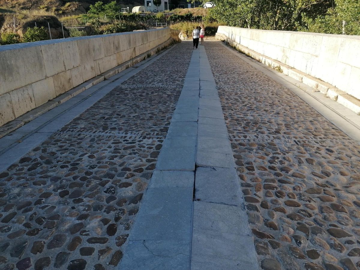 Losetas levantadas en el tablero del Puente Mayor de Toro