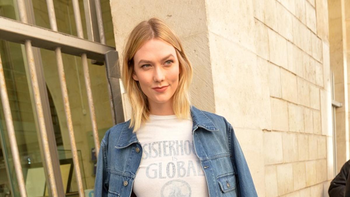 El look de Karlie Kloss con camiseta feminista y chaqueta vaquera para el desfile de Dior