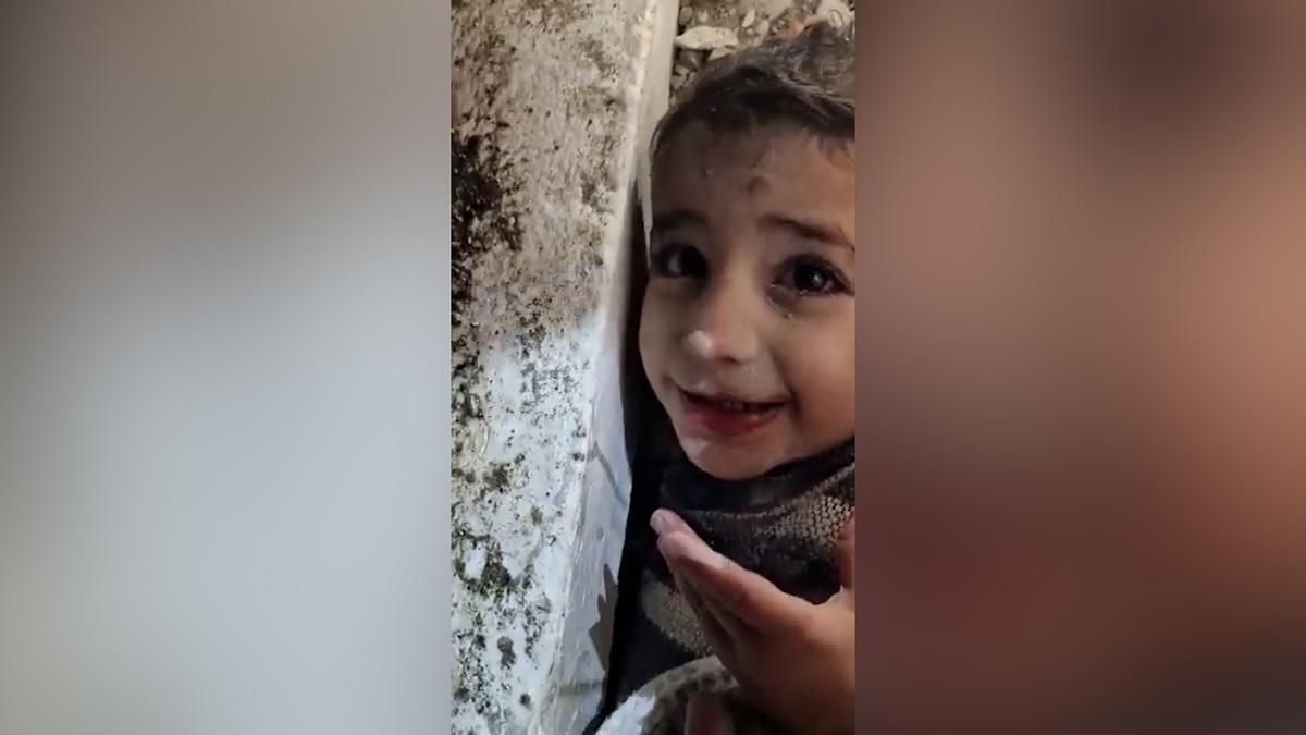 La sonrisa de agradecimiento del pequeño Mohamed al beber agua bajo los escombros.