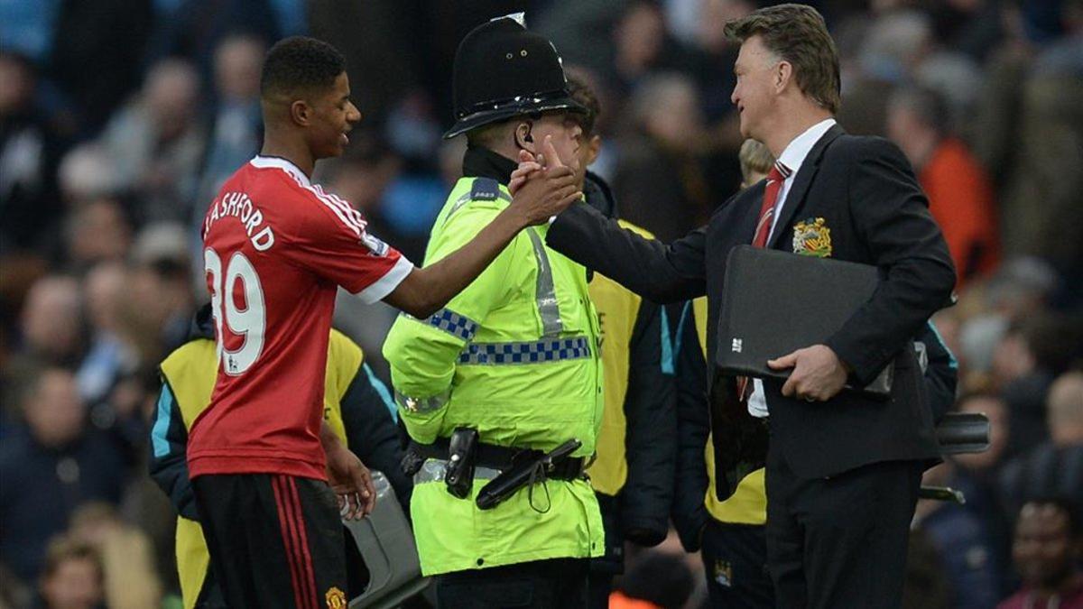 Rashford saluda a Van Gaal en su etapa en el Manchester United