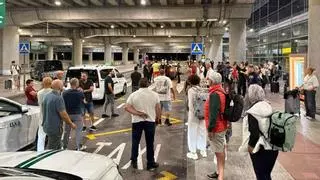 Compromís llevará al pleno la batalla entre taxis y conductores piratas en el aeropuerto Alicante-Elche