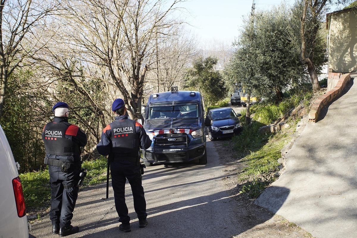 Les fotos del dispositiu policial al barri de Torre Gironella per cultiu il·legal de marihuana
