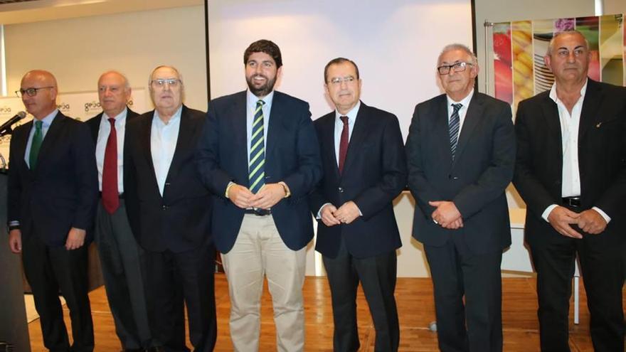 Juan Hernández (i) y Francisco Artés, los galardonados por Agrupal, junto a representantes de la patronal y el presidente López Miras.