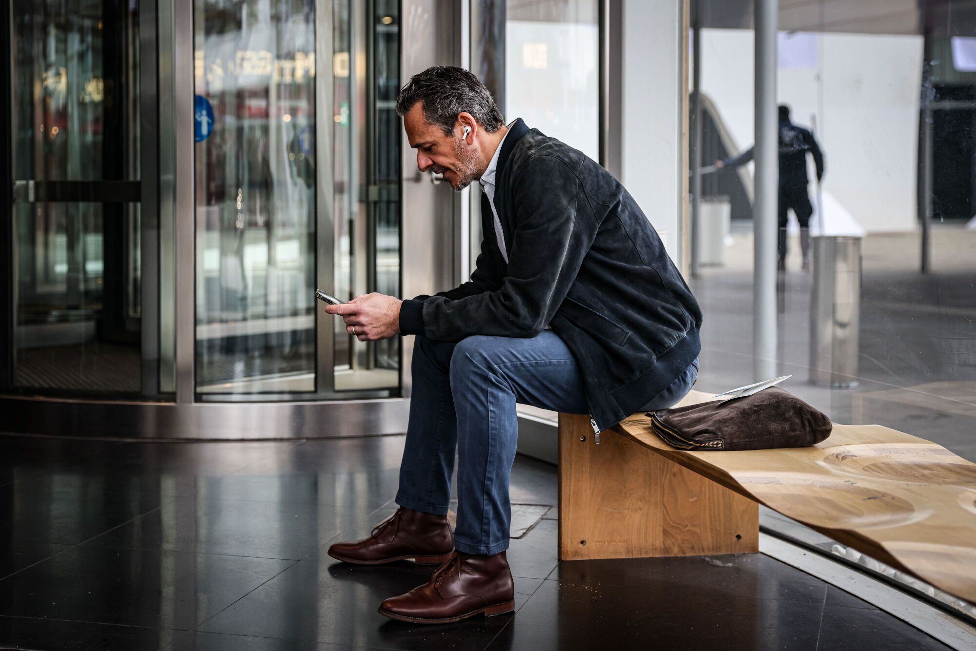 Un home mira el mòbil des del MWC25