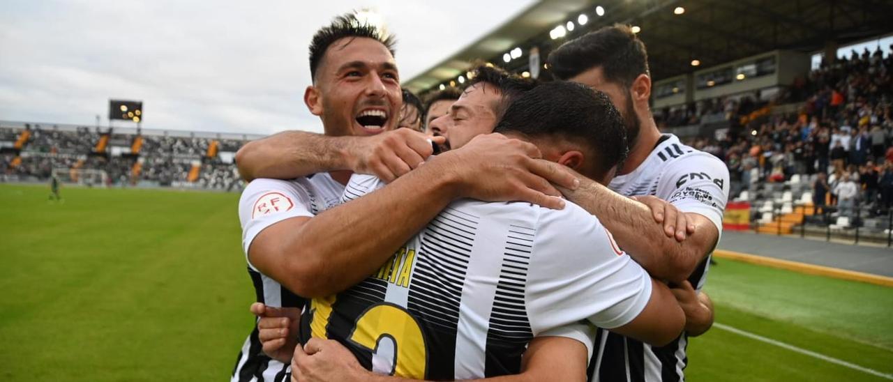 Los jugadores del Badajoz celebran el tanto de Carlos Cinta.