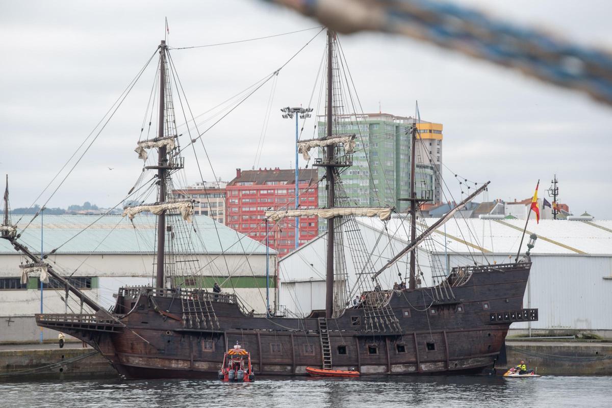 El galeón Andalucía recibe visitas hasta el domingo en el muelle de Calvo Sotelo