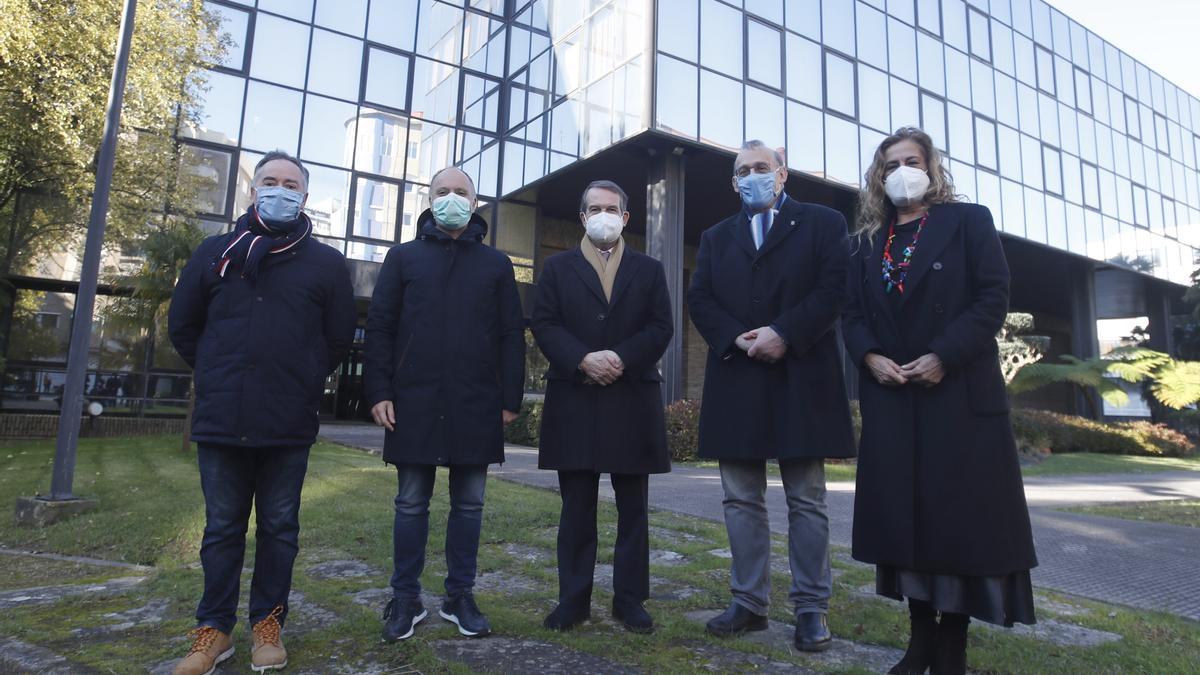 Regades, Reigosa, Caballero y Silva, enfrente del edificio.