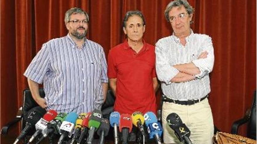 Els tres diputats electes d&#039;IU fan públic en roda de premsa l&#039;acord per abstenir-se, ahir a Mèrida.