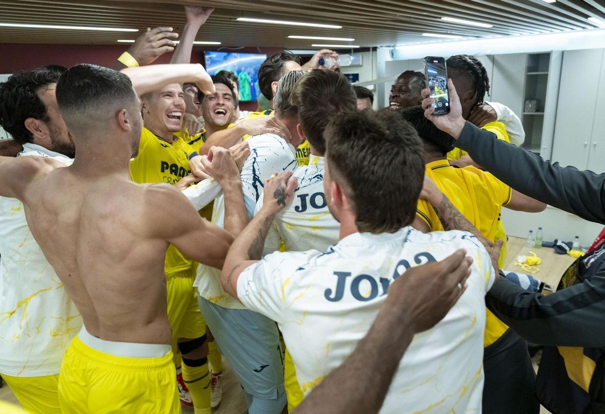 La plantilla del Villarreal celebró la clasificación para la Champions.