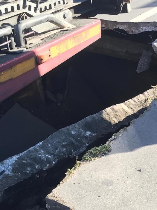 Un trailer cargado de coches del concesionario de Opel ocasionó un boquete en la calzada y tuvo que ser rescatado por una grúa de grandes dimensiones