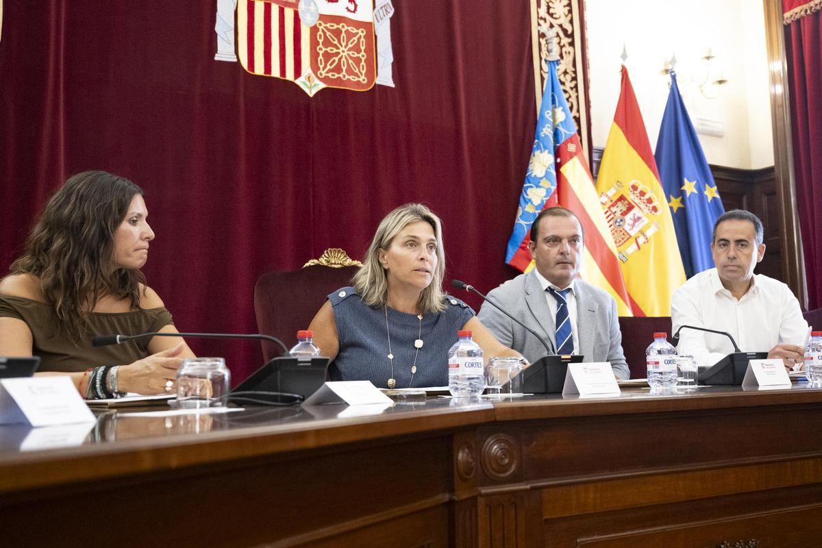La presidenta de la Diputación, Marta Barrachina, junto a los vicepresidentes en el pleno extraordinario.