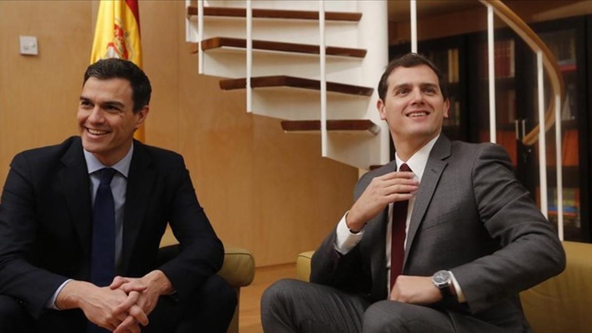 Sánchez y Rivera, al inicio de su reunión para explorar un pacto de gobierno, este jueves.