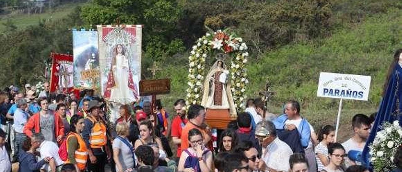 Peregrinos llegando al santuario en As Pascuillas. // Anxo Gutiérrez