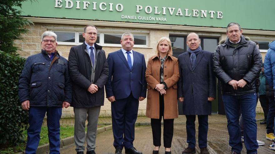 Gregorio San José, Ángel Blanco, Jesús Hernández, Leticia Sánchez, José María Barrios y Javier Faúndez frente al edficio polivalente Daniel Gullón . | José Luis Fernández