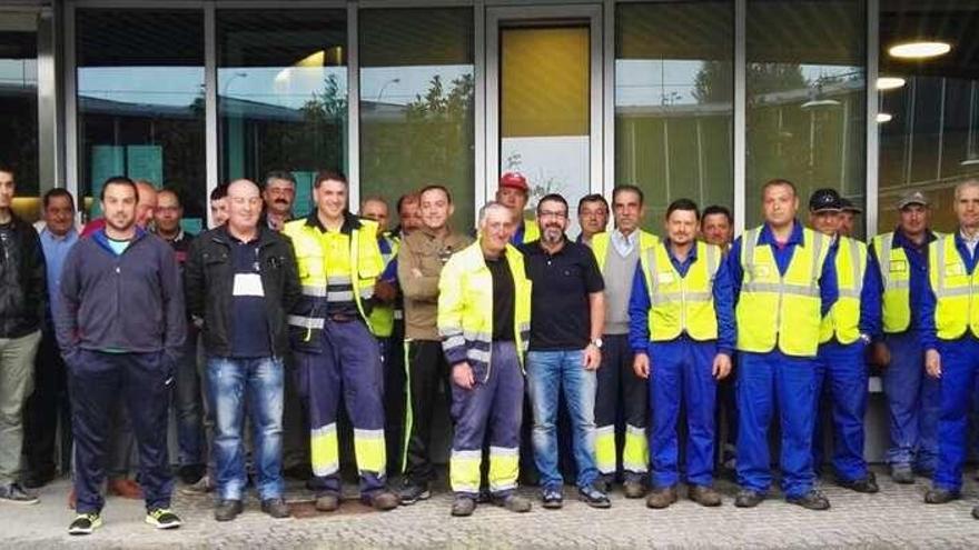 Trece operarios más para la brigada de obras  |  El concejal de Obras, Francisco Vilariño, mantuvo ayer una reunión de coordinación con operarios de la brigada municipal de obras, que ya está al completo, tras la incorporación de 13 nuevos operarios. Éstos se incorporan a los 14 que comenzaron a desempeñar su labor en el concello a principios de mes. Los nuevos firmaron su contrato y comenzarán a trabajar hoy y son: un oficial de jardinería, dos conductores, un oficial carpintero, dos peones de obras, tres peones albañiles y cuatro peones de jardinería. Vilariño hizo hincapié en la &quot;enorme importancia&quot; que va a tener la adhesión de los nuevos miembros a una brigada de obras que durante el año solo cuenta con ocho personas, destacando la oportunidad que brindan los planes de la Diputación para aumentar los recursos humanos.