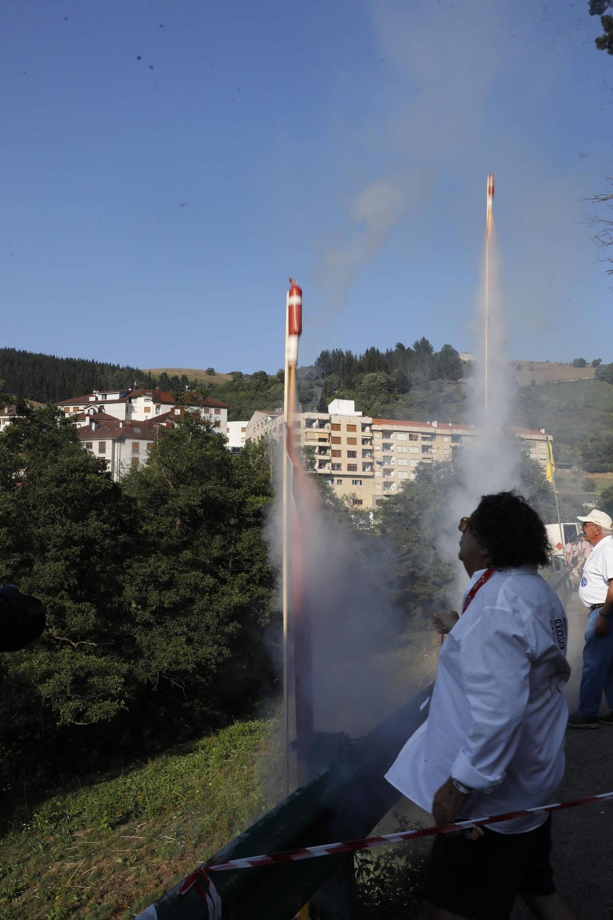 Así fue la impresionante Descarga que hizo temblar a Cangas del Narcea: 6.22 minutos de estruendo y casi 100.000 voladores en el cielo