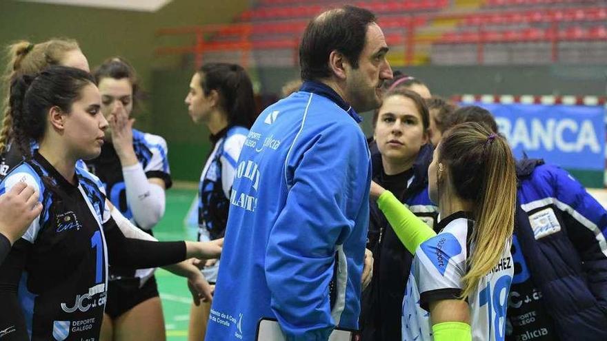 Jorge Barrero, en el centro, rodeado por las jugadoras del Zalaeta.