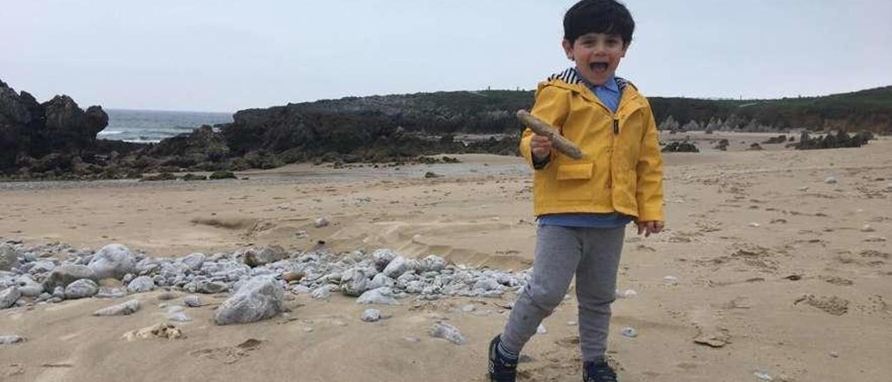 Manuel Melijosa, en la playa de Toró.