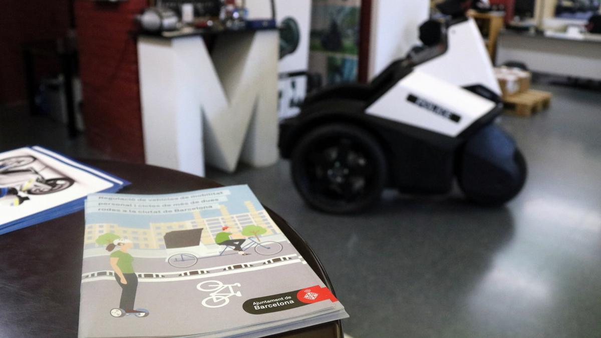 Folletos informativos de la nueva normativa de circulación de Barcelona en la sede de la empresa Segway en Sabadell.