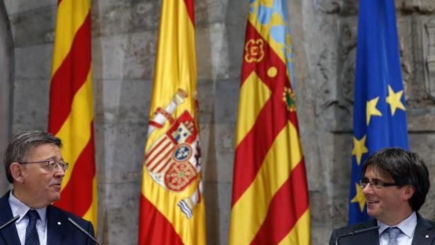 El presidente de la Generalitat, Ximo Puig, y el catalán Carles Puigdemont, en la cumbre que celebraron hace poco más de un año en la ciudad de Valencia.