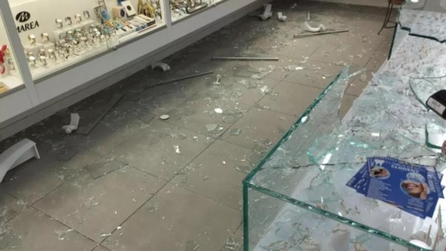 Tres encapuchados intentan atracar una joyería del centro comercial El Mirador