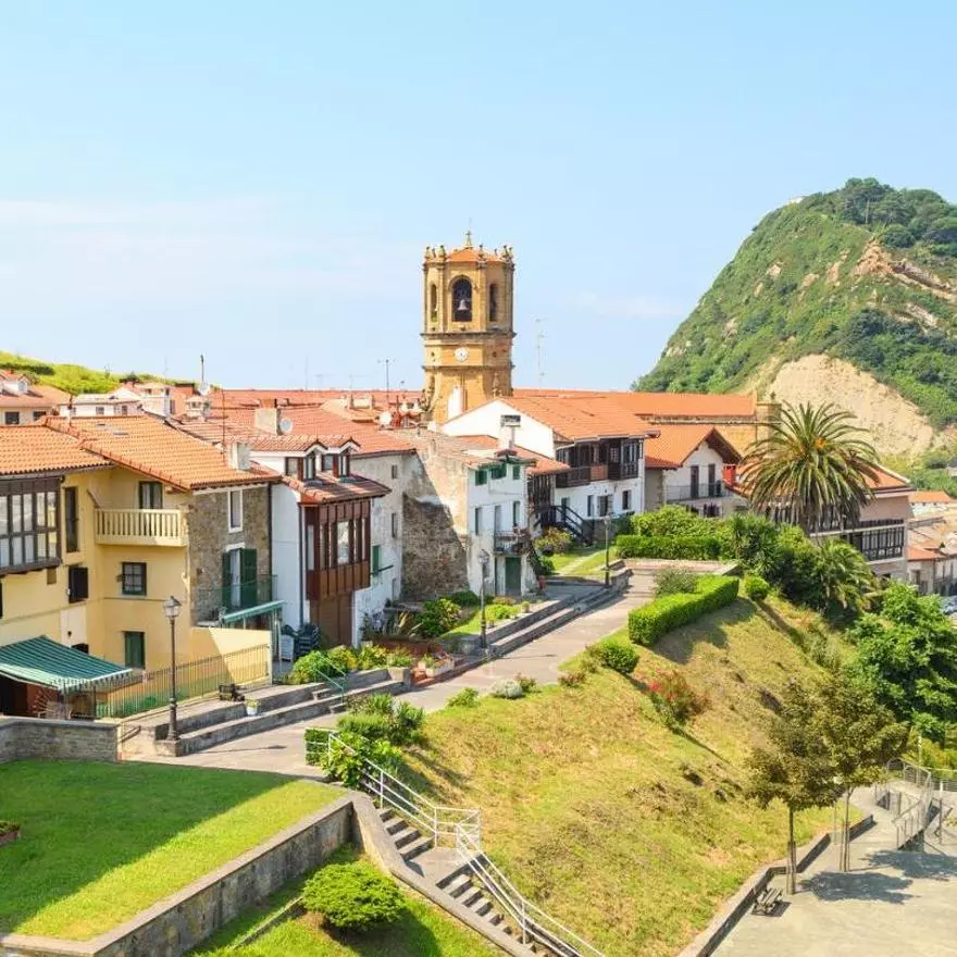 Un pueblo ideal junto al mar para recorrer a pie y comer “el mejor rodaballo”: un conjunto Histórico medieval del siglo XIV y antiguas casas-torre como la de Zarautz