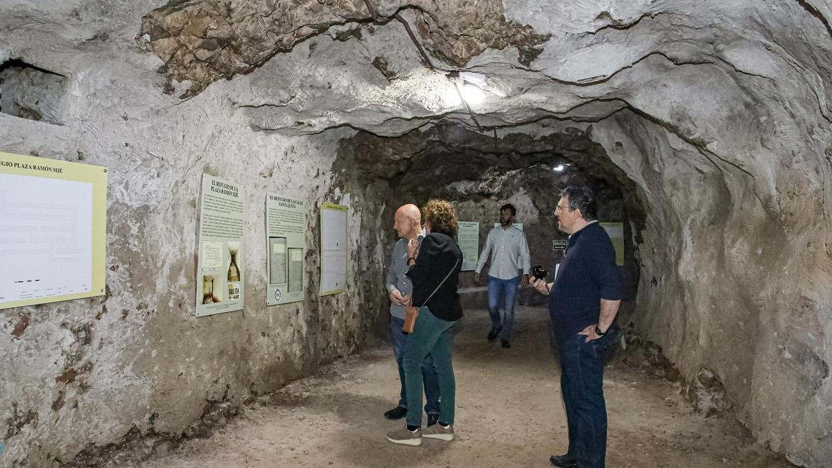 Las obras de los antiguos juzgados de Orihuela descubren la entrada al refugio antiaéreo de Santa Justa