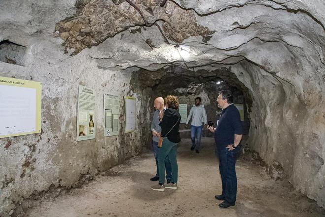Las obras de los antiguos juzgados de Orihuela descubren la entrada al refugio antiaéreo de Santa Justa
