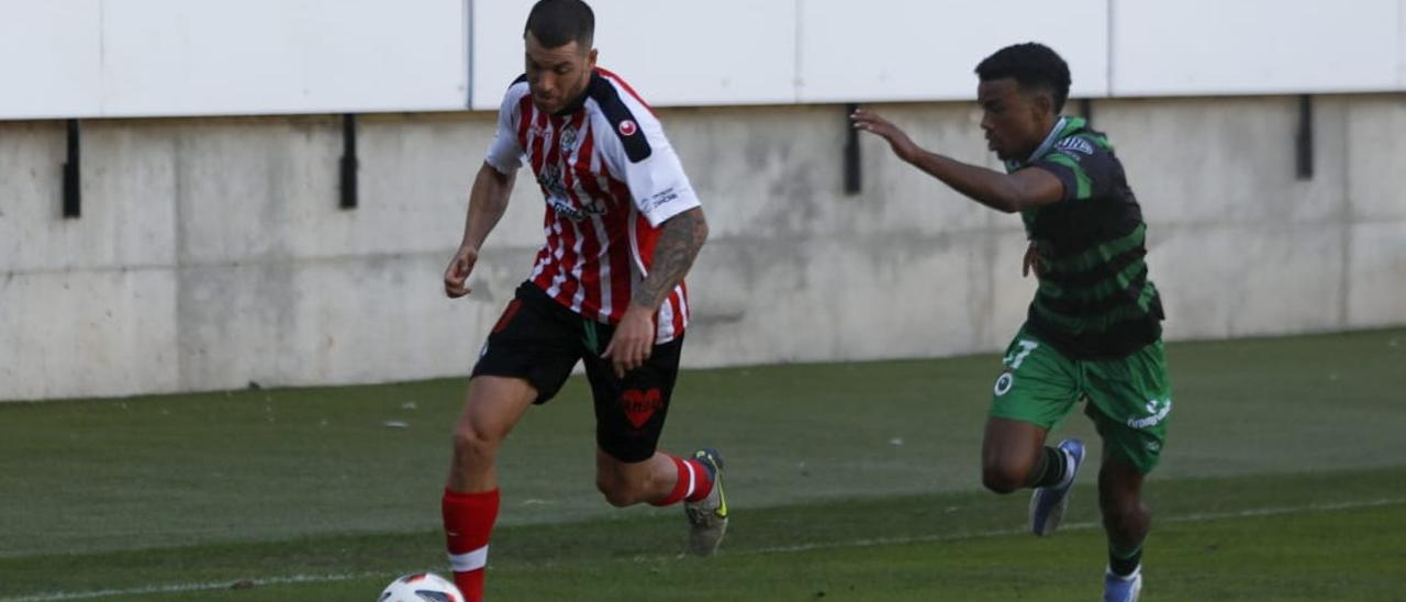 Un jugador del Zamora busca tomar la espalda a la zaga rival.