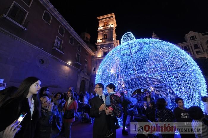 Estrellas y bolas ya brillan en las calles de Murcia