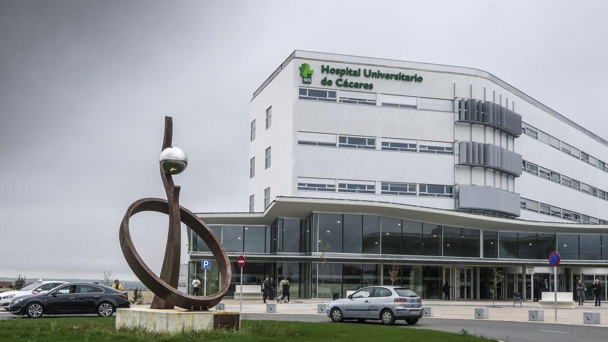 Hospital Universitario de Cáceres, donde ha sido trasladado el camionero herido.