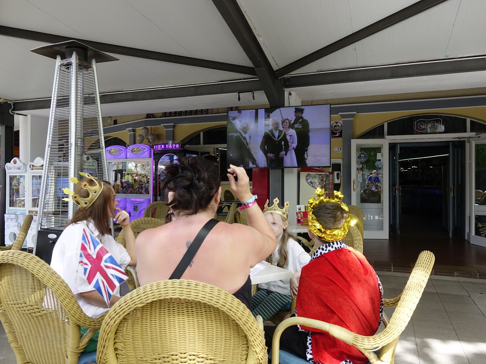Carlos III de Inglaterra… y I de Magaluf: así viven los turistas británicos la ceremonia de coronación