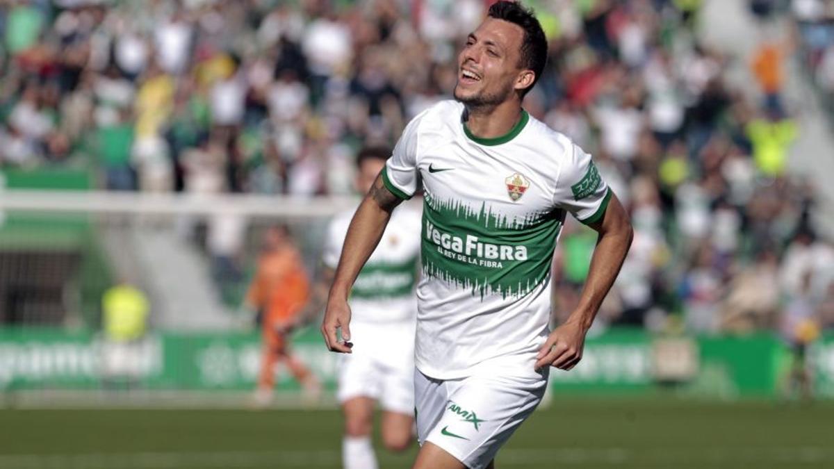 Óscar Plano celebr aun gol con el Elche
