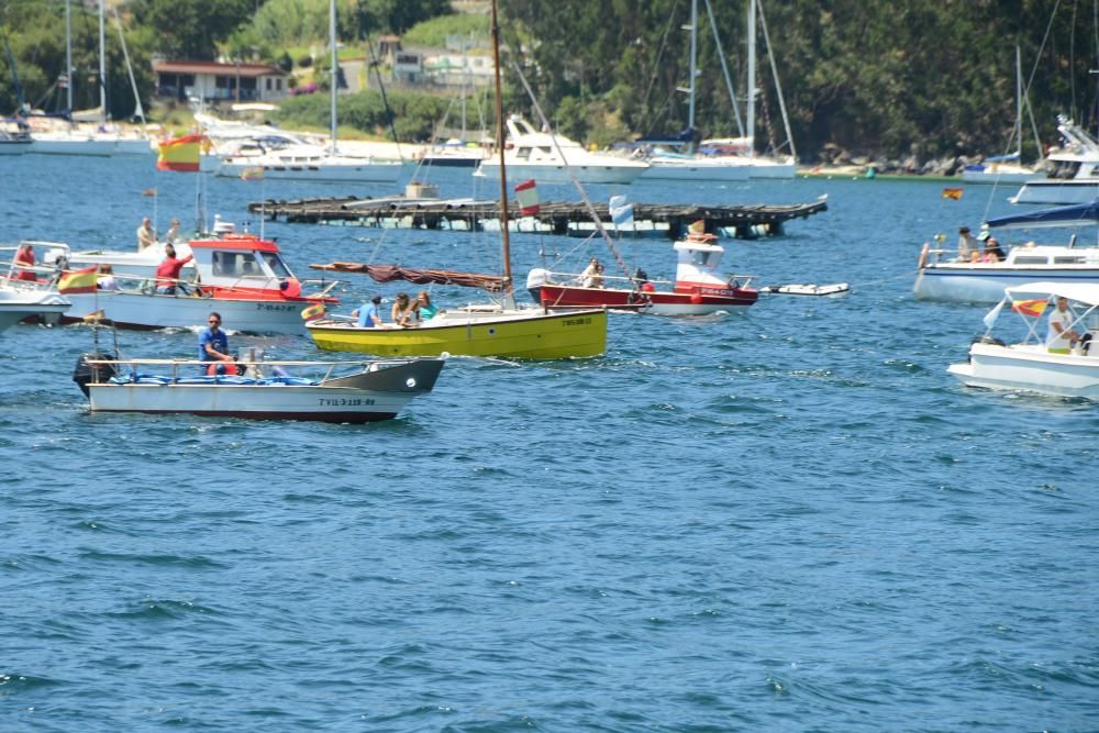 Una treintena de barcos de diferentes tamaños participaron en la tradicional procesión por mar en señal de devoción a la Virgen