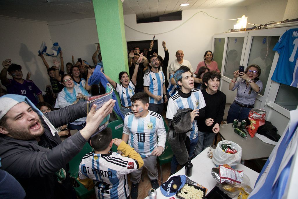 Aficionados argentinos en Murcia: partido, penaltis y celebración