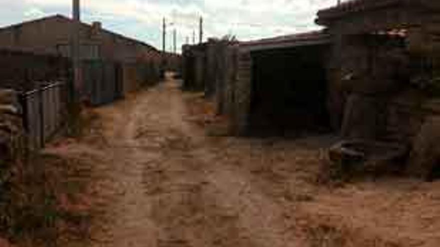 Calle Vallico de Torregamones y, a la derecha, el carretero denunciado.